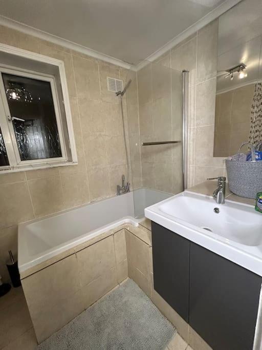 Whole Apartment Near To London Bromley Bagian luar foto